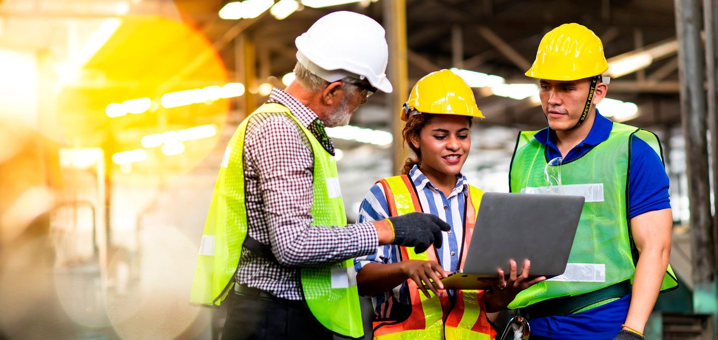 Supervisores revisando resultados de monitoreo en una planta industrial